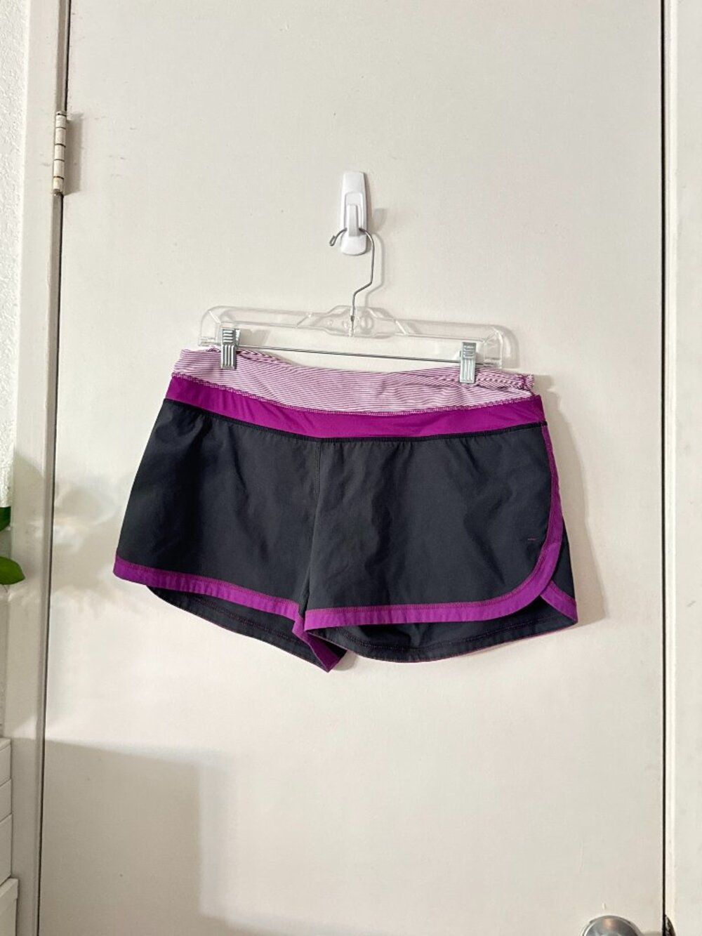 ☀️ Lululemon Groovy Run Shorts 8 Black Purple Stripe Lined Zip Pocket